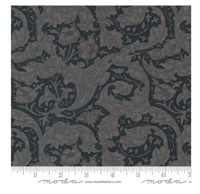 One Holiday Tree Skirt "Bachelors Button Florals Leaf" fabric Ebony Suite By Barbara Brackman for Moda Fabrics. William Morris. Christmas